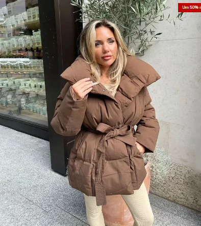 Luxuriöse wickel-pufferjacke für damen mit gürtelbund