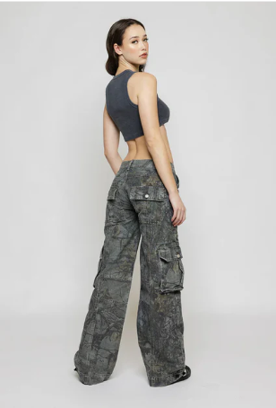 Rebelle cargohose mit niedriger taille – braunes tarnmuster